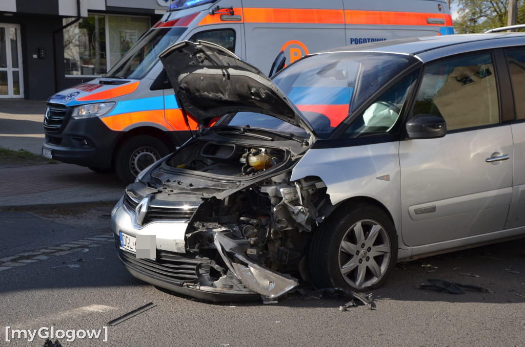 Zderzenie dwóch osobówek na Obrońców Pokoju w Głogowie