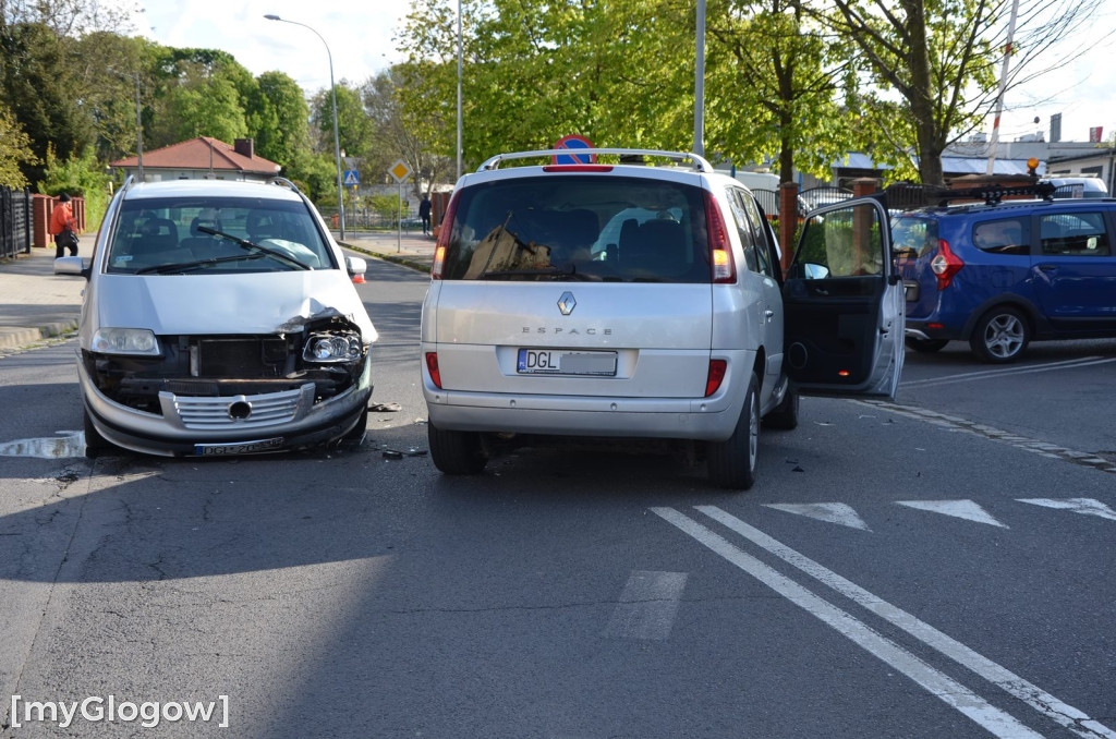 Zderzenie dwóch osobówek na Obrońców Pokoju w Głogowie