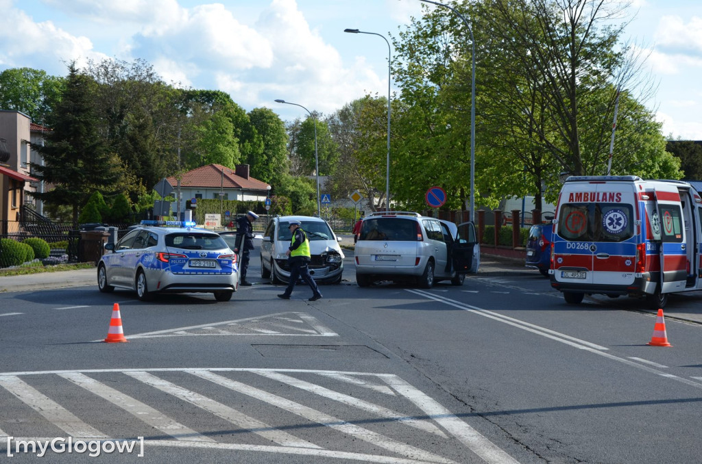 Zderzenie dwóch osobówek na Obrońców Pokoju w Głogowie