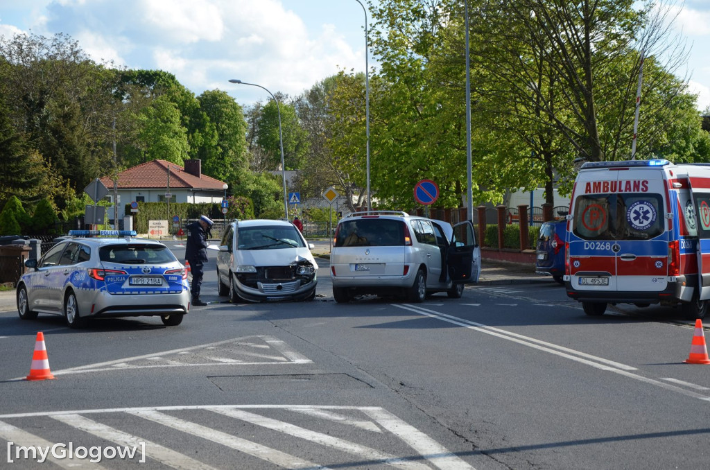 Zderzenie dwóch osobówek na Obrońców Pokoju w Głogowie