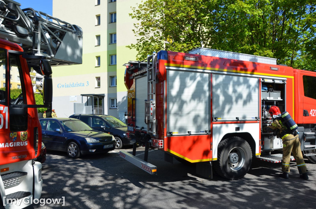 Straż pożarna w wieżowcu przy ul. Gwiaździstej w Głogowie