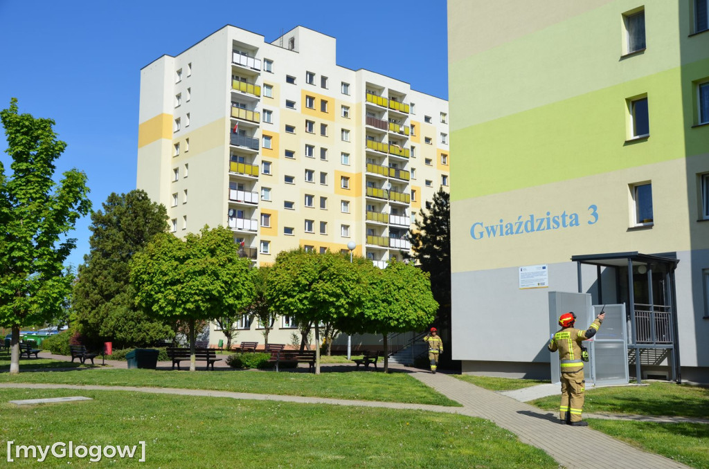 Straż pożarna w wieżowcu przy ul. Gwiaździstej w Głogowie