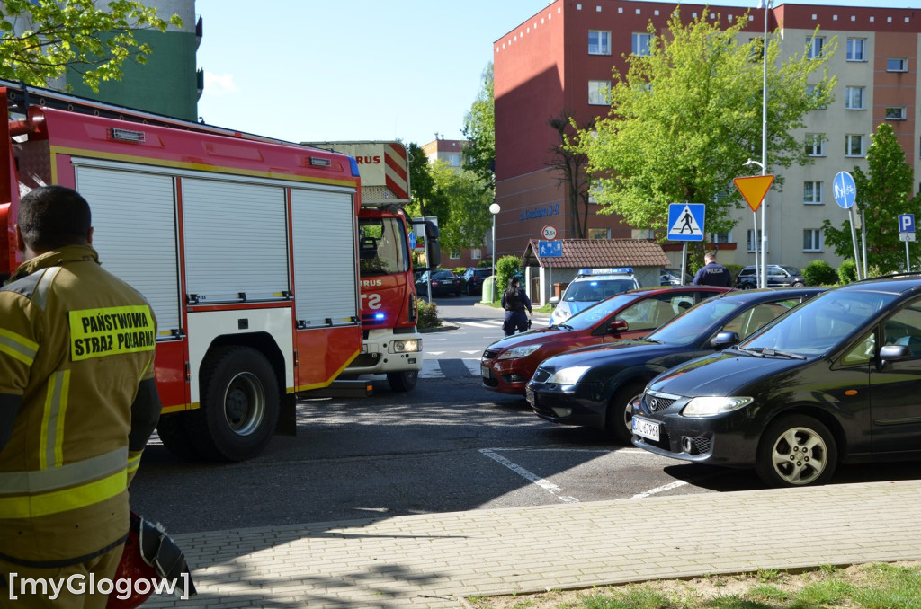 Straż pożarna w wieżowcu przy ul. Gwiaździstej w Głogowie