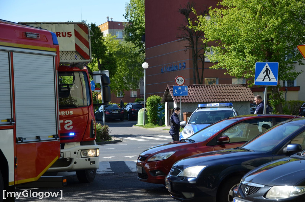Straż pożarna w wieżowcu przy ul. Gwiaździstej w Głogowie