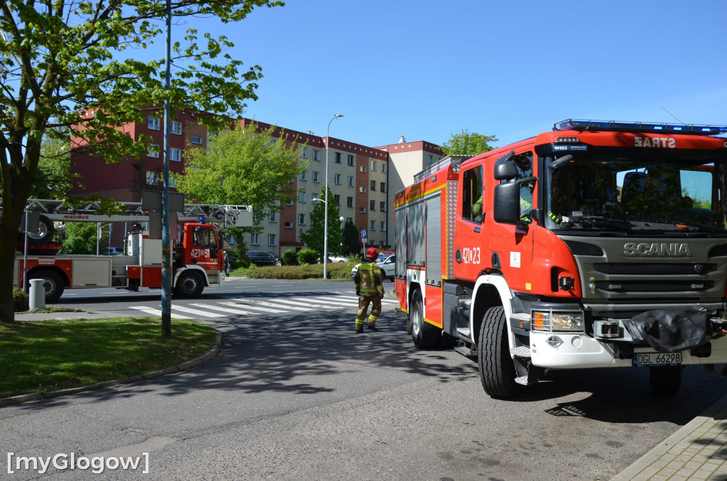Straż pożarna w wieżowcu przy ul. Gwiaździstej w Głogowie