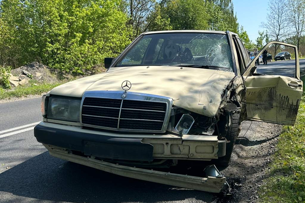 Kolizja przez muchę. Mercedes i suzuki rozbite