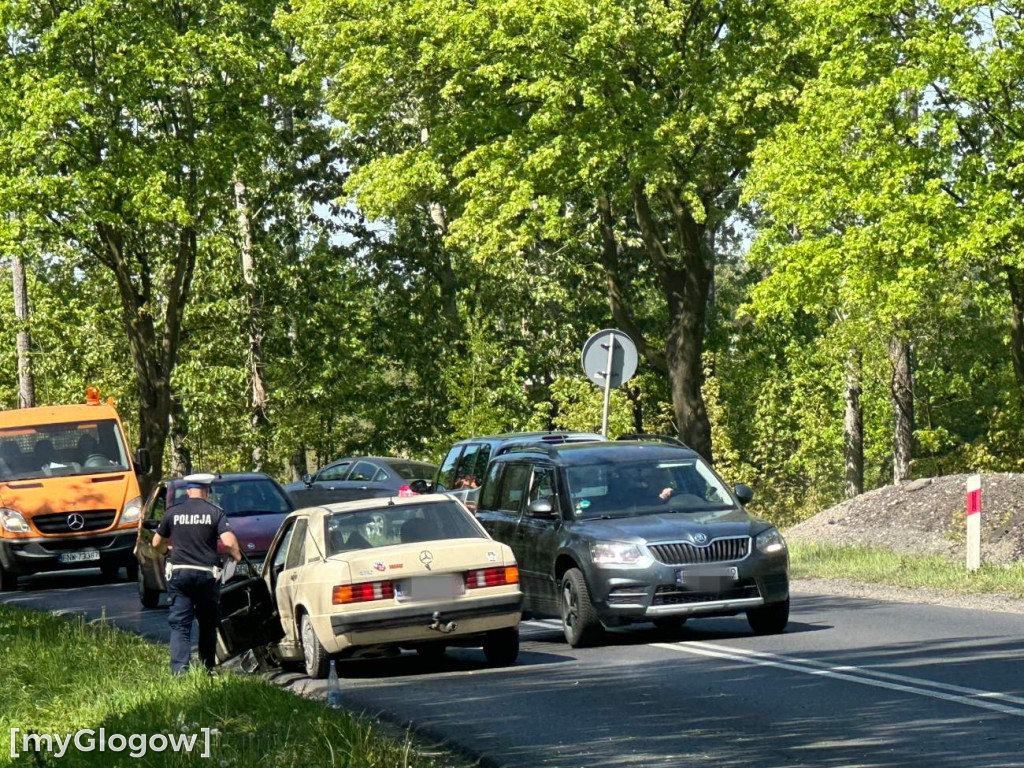 Kolizja przez muchę. Mercedes i suzuki rozbite