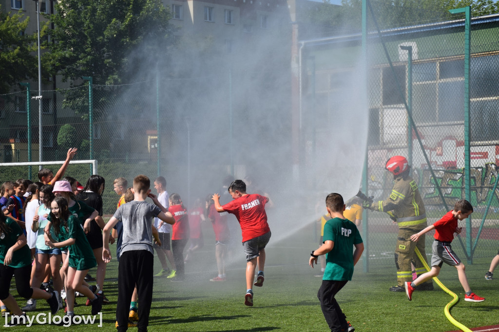 Strażacy w SP 11 na Dniu Dziecka