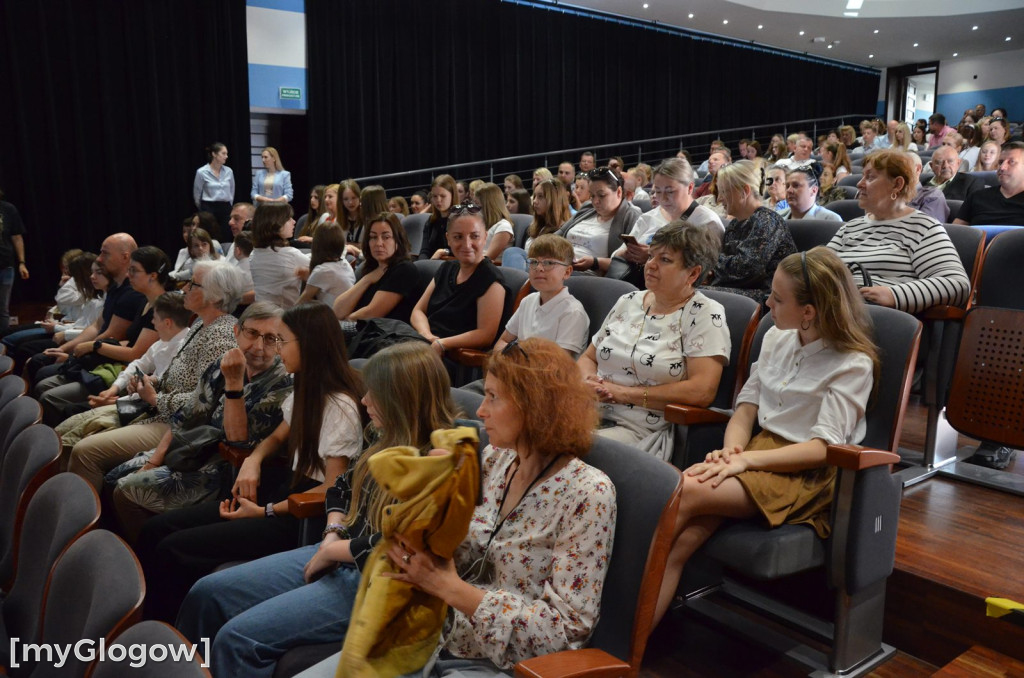 Najzdolniejsi uczniowie z Głogowa na scenie teatru. Gratulacje!