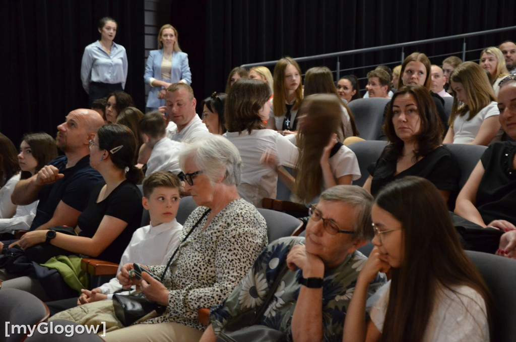 Najzdolniejsi uczniowie z Głogowa na scenie teatru. Gratulacje!