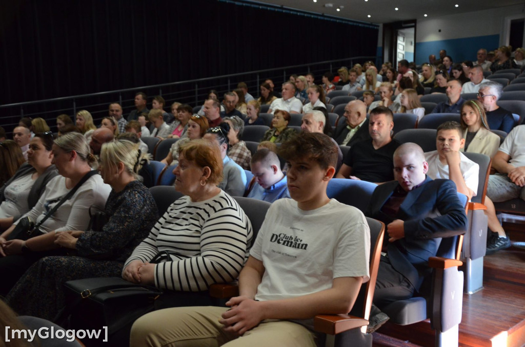 Najzdolniejsi uczniowie z Głogowa na scenie teatru. Gratulacje!