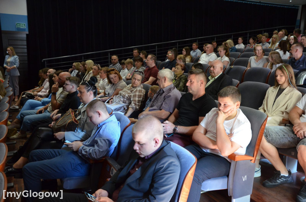 Najzdolniejsi uczniowie z Głogowa na scenie teatru. Gratulacje!