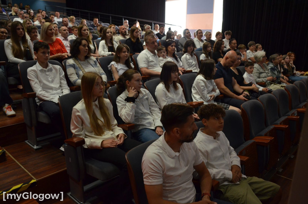 Najzdolniejsi uczniowie z Głogowa na scenie teatru. Gratulacje!