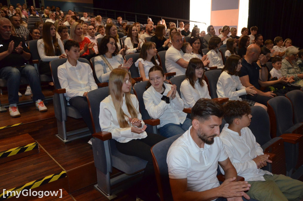 Najzdolniejsi uczniowie z Głogowa na scenie teatru. Gratulacje!