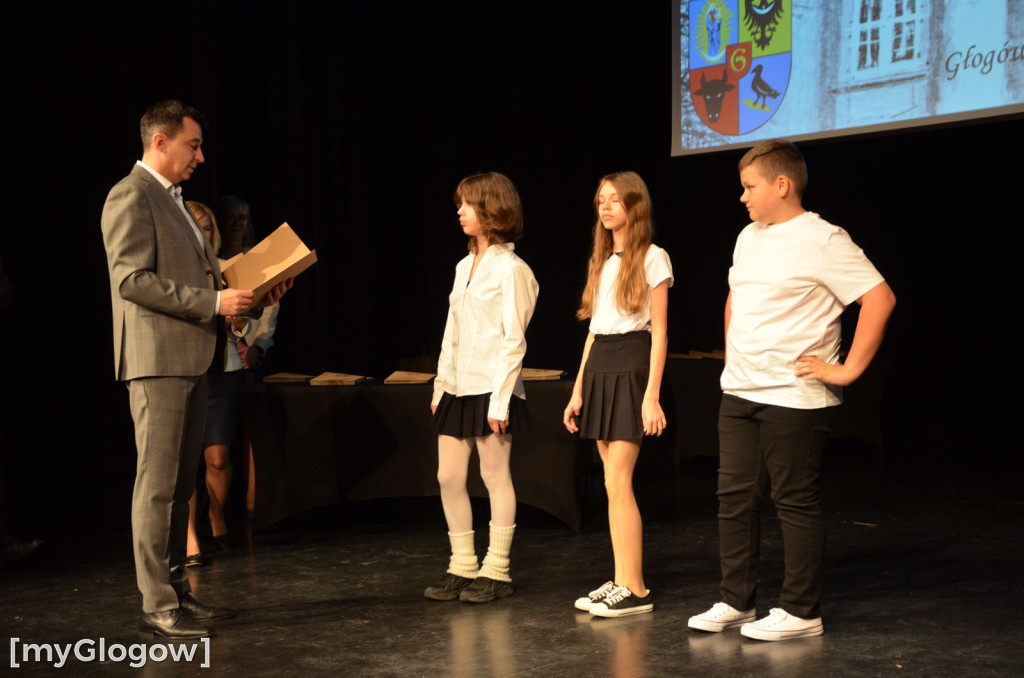 Najzdolniejsi uczniowie z Głogowa na scenie teatru. Gratulacje!