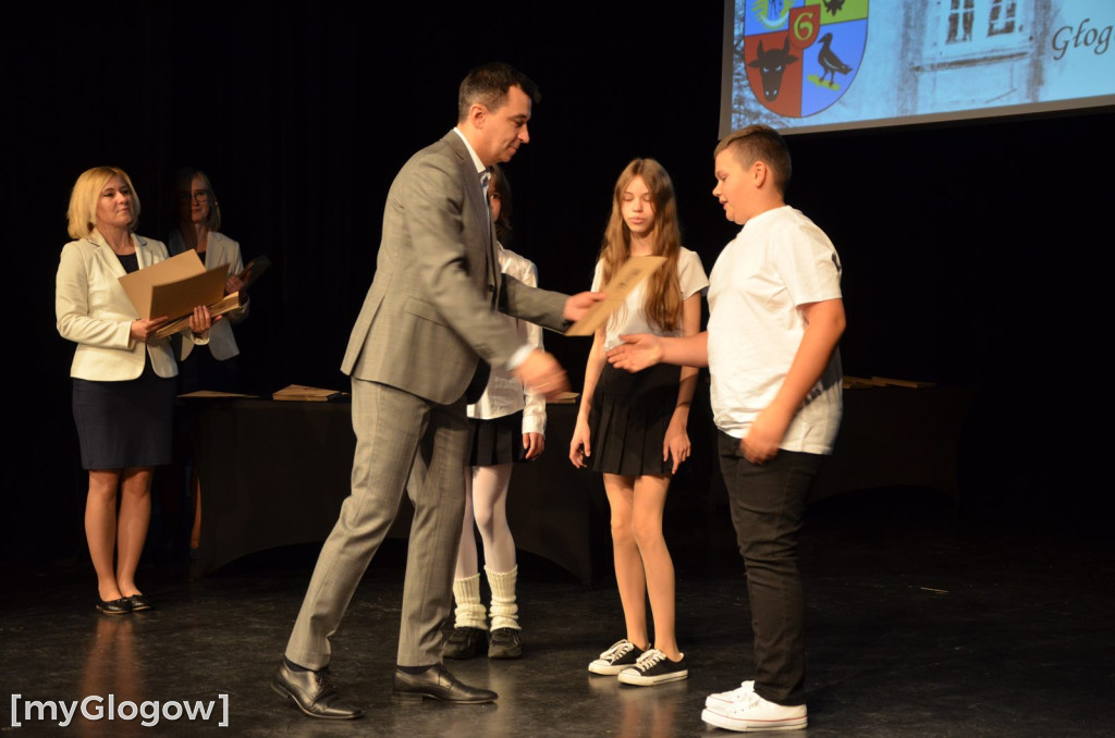 Najzdolniejsi uczniowie z Głogowa na scenie teatru. Gratulacje!