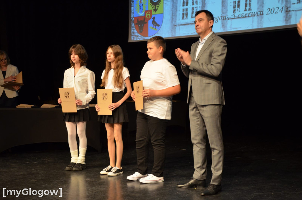 Najzdolniejsi uczniowie z Głogowa na scenie teatru. Gratulacje!