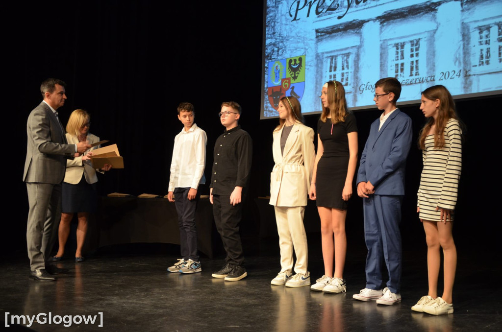 Najzdolniejsi uczniowie z Głogowa na scenie teatru. Gratulacje!