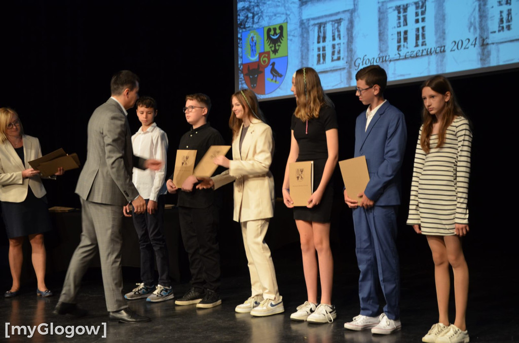 Najzdolniejsi uczniowie z Głogowa na scenie teatru. Gratulacje!