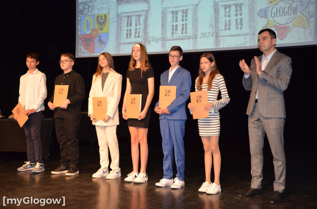 Najzdolniejsi uczniowie z Głogowa na scenie teatru. Gratulacje!