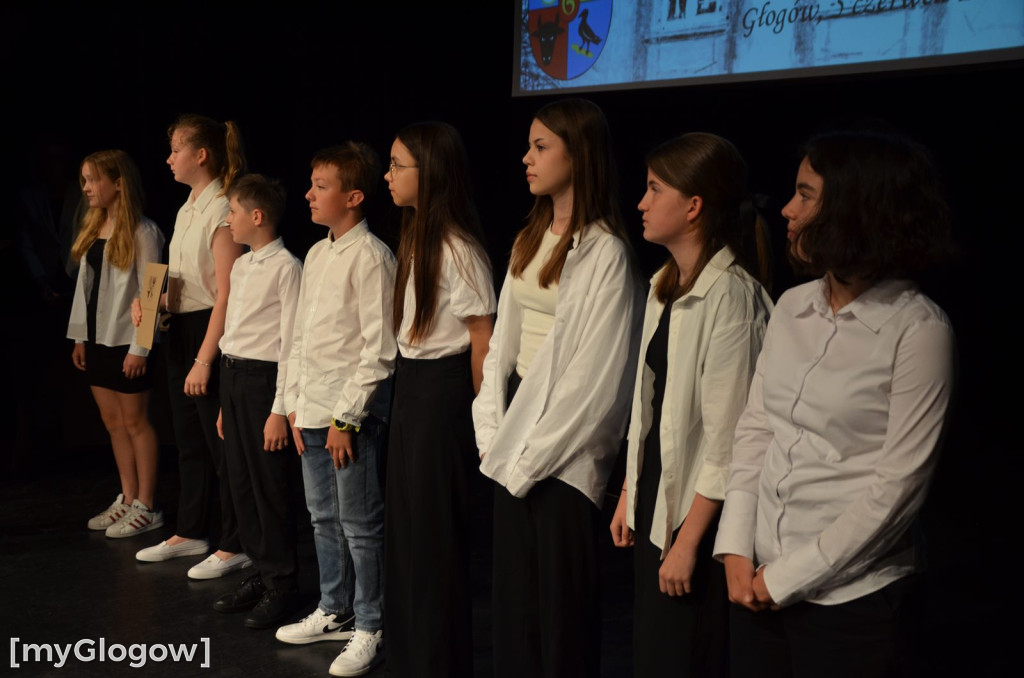 Najzdolniejsi uczniowie z Głogowa na scenie teatru. Gratulacje!