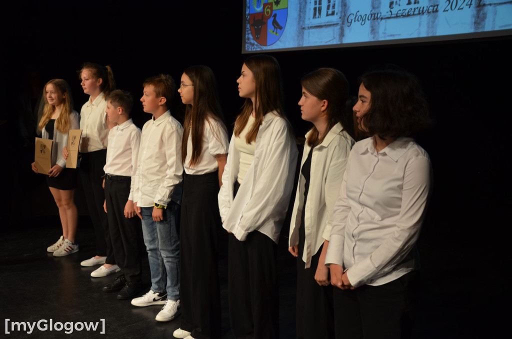 Najzdolniejsi uczniowie z Głogowa na scenie teatru. Gratulacje!