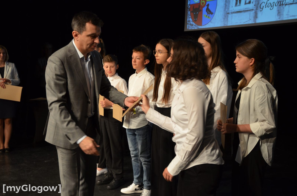 Najzdolniejsi uczniowie z Głogowa na scenie teatru. Gratulacje!