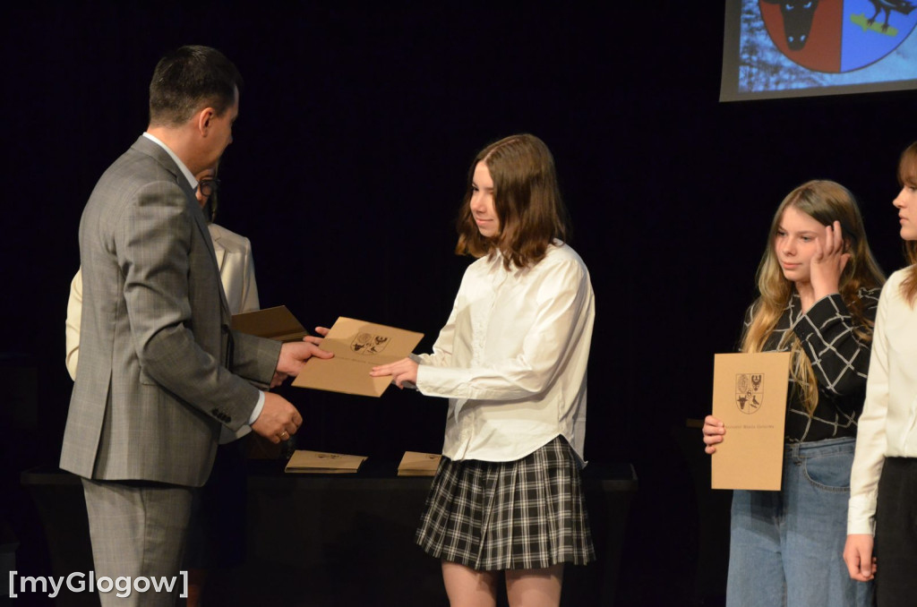 Najzdolniejsi uczniowie z Głogowa na scenie teatru. Gratulacje!