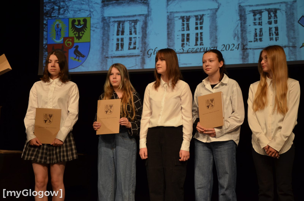 Najzdolniejsi uczniowie z Głogowa na scenie teatru. Gratulacje!