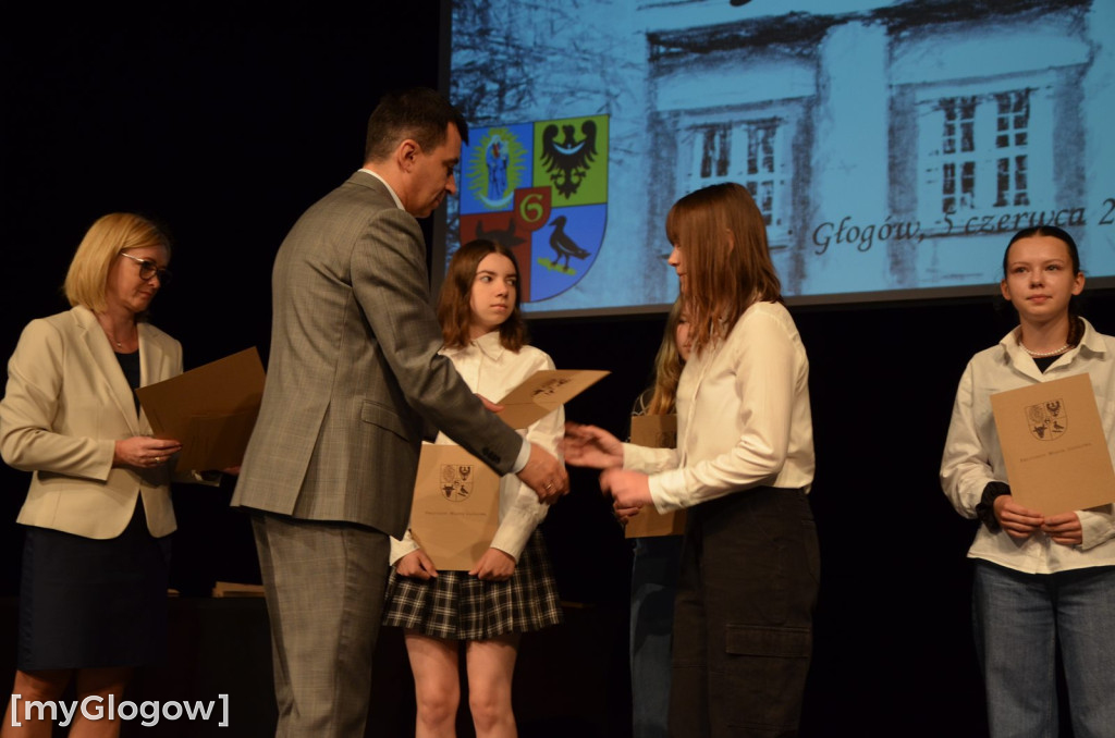 Najzdolniejsi uczniowie z Głogowa na scenie teatru. Gratulacje!