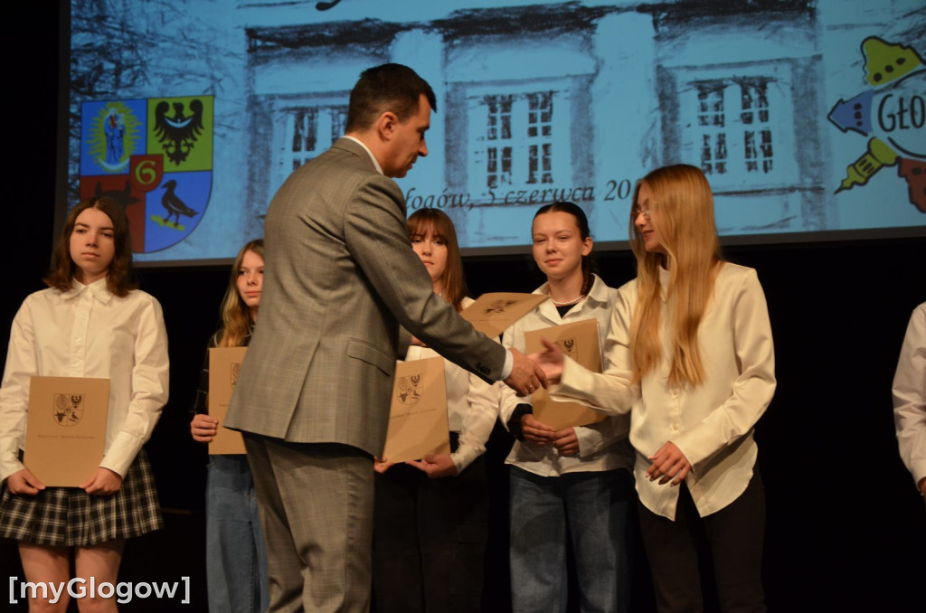 Najzdolniejsi uczniowie z Głogowa na scenie teatru. Gratulacje!