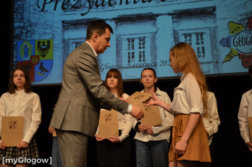 Najzdolniejsi uczniowie z Głogowa na scenie teatru. Gratulacje!