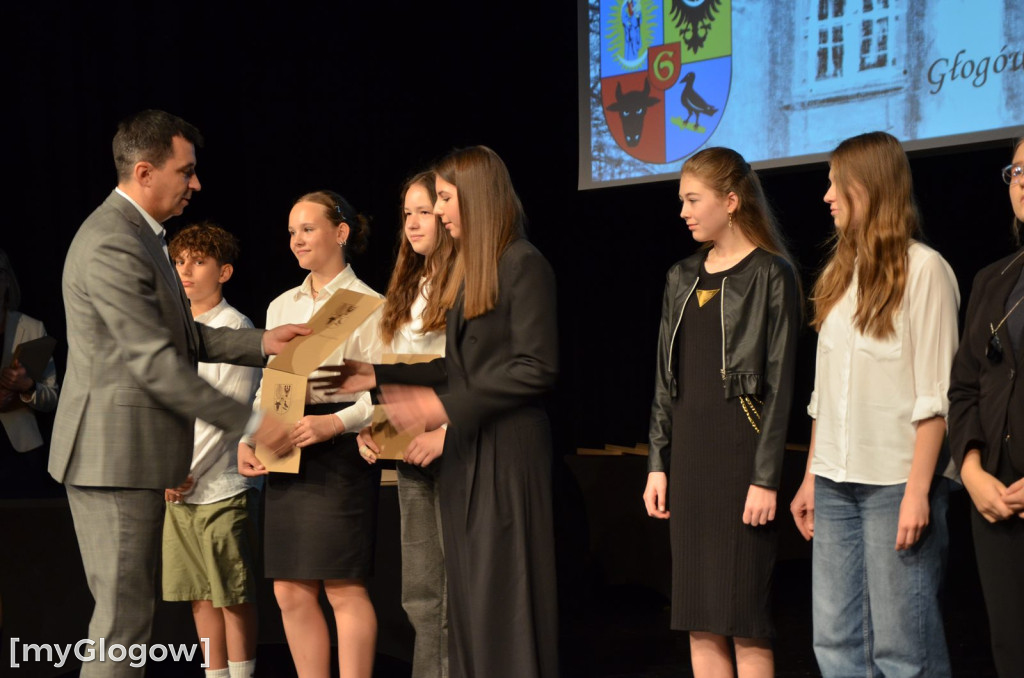 Najzdolniejsi uczniowie z Głogowa na scenie teatru. Gratulacje!