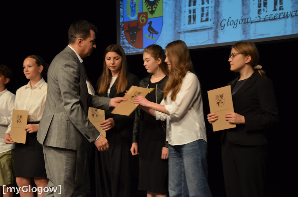 Najzdolniejsi uczniowie z Głogowa na scenie teatru. Gratulacje!