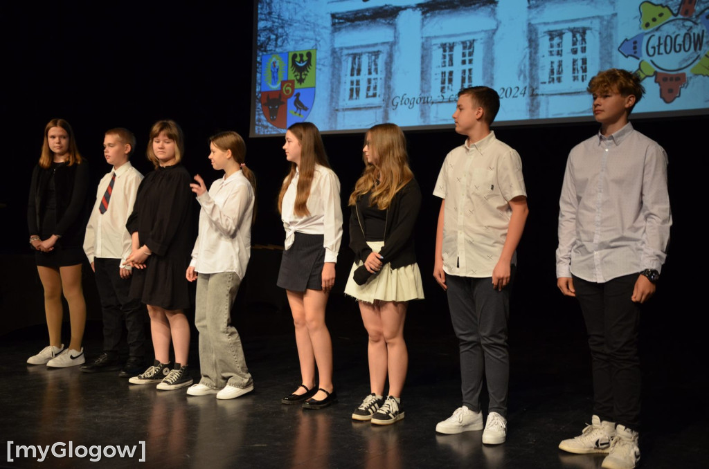 Najzdolniejsi uczniowie z Głogowa na scenie teatru. Gratulacje!