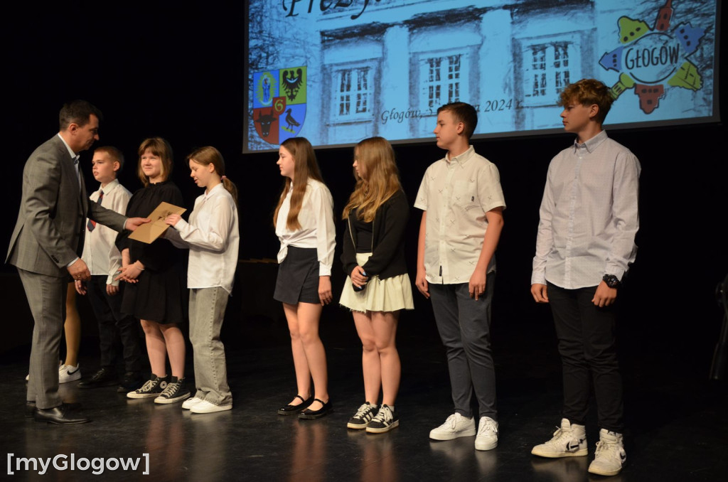 Najzdolniejsi uczniowie z Głogowa na scenie teatru. Gratulacje!