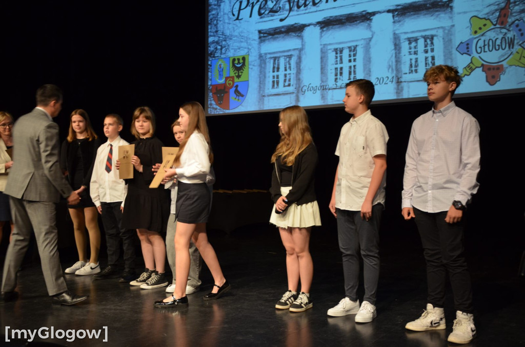 Najzdolniejsi uczniowie z Głogowa na scenie teatru. Gratulacje!