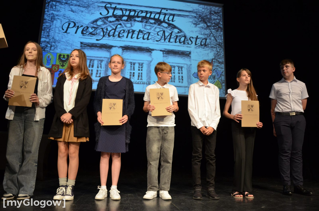 Najzdolniejsi uczniowie z Głogowa na scenie teatru. Gratulacje!