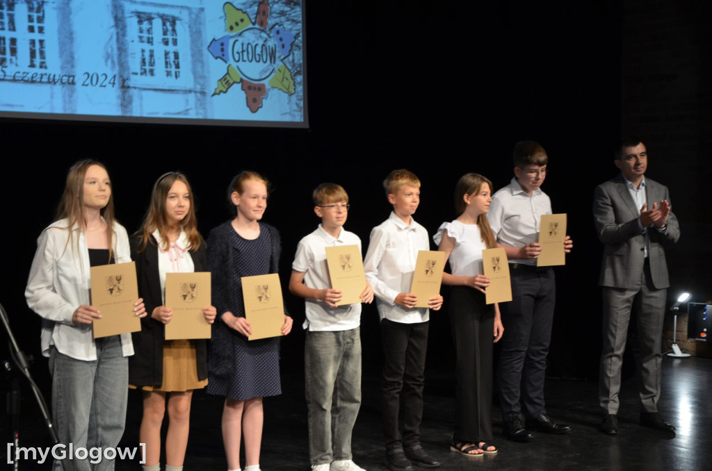 Najzdolniejsi uczniowie z Głogowa na scenie teatru. Gratulacje!