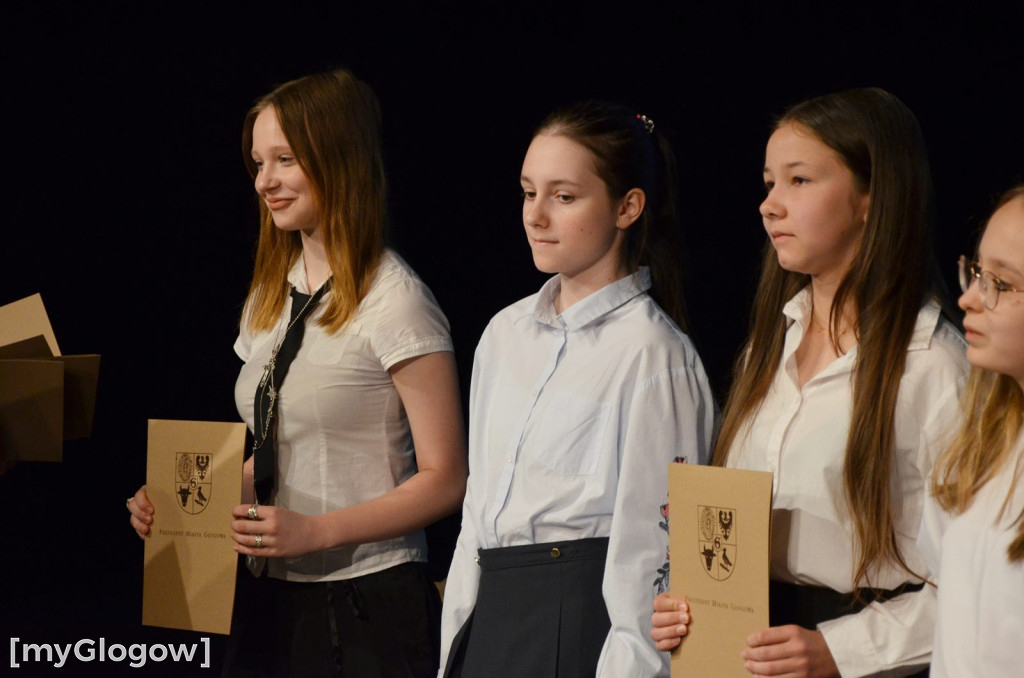 Najzdolniejsi uczniowie z Głogowa na scenie teatru. Gratulacje!