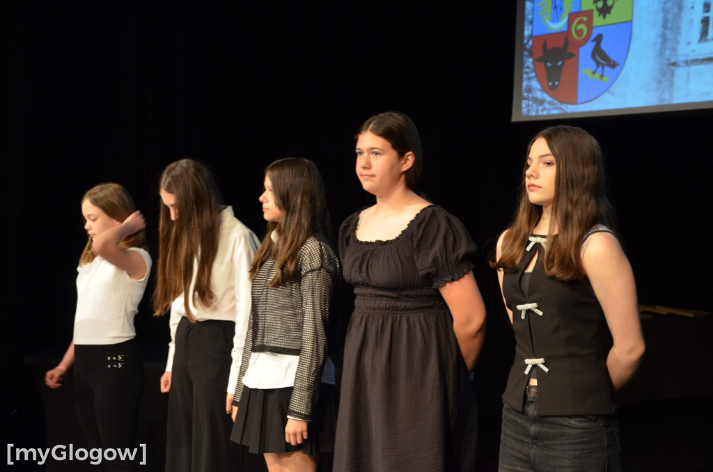 Najzdolniejsi uczniowie z Głogowa na scenie teatru. Gratulacje!