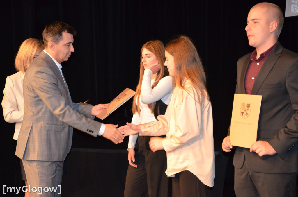 Najzdolniejsi uczniowie z Głogowa na scenie teatru. Gratulacje!