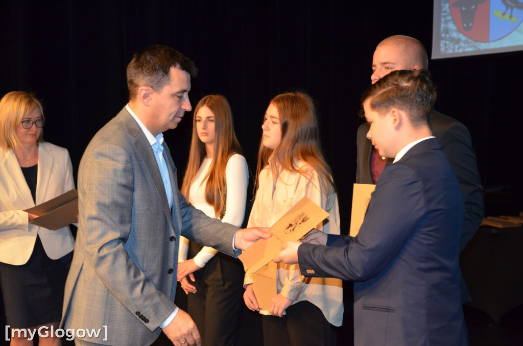 Najzdolniejsi uczniowie z Głogowa na scenie teatru. Gratulacje!