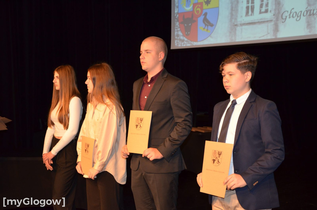 Najzdolniejsi uczniowie z Głogowa na scenie teatru. Gratulacje!