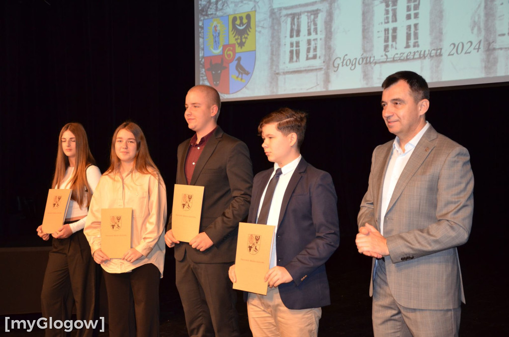 Najzdolniejsi uczniowie z Głogowa na scenie teatru. Gratulacje!