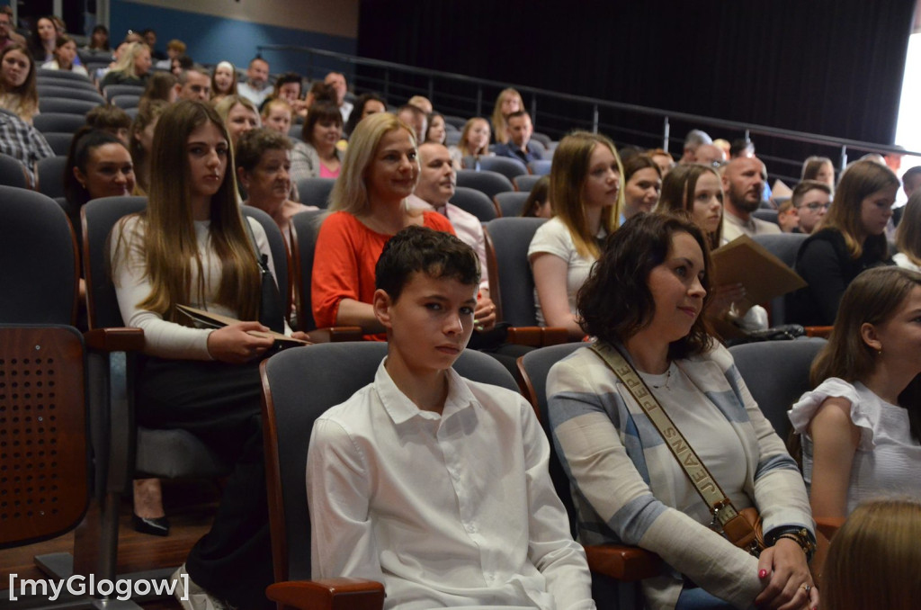 Najzdolniejsi uczniowie z Głogowa na scenie teatru. Gratulacje!