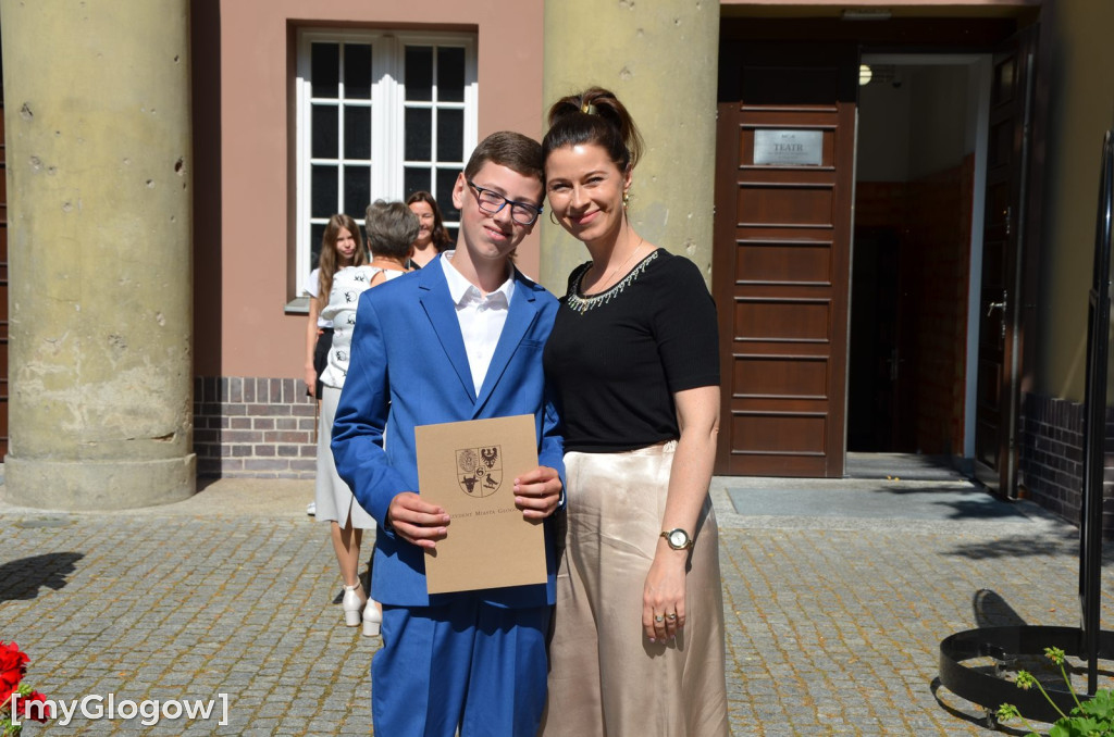 Najzdolniejsi uczniowie z Głogowa na scenie teatru. Gratulacje!