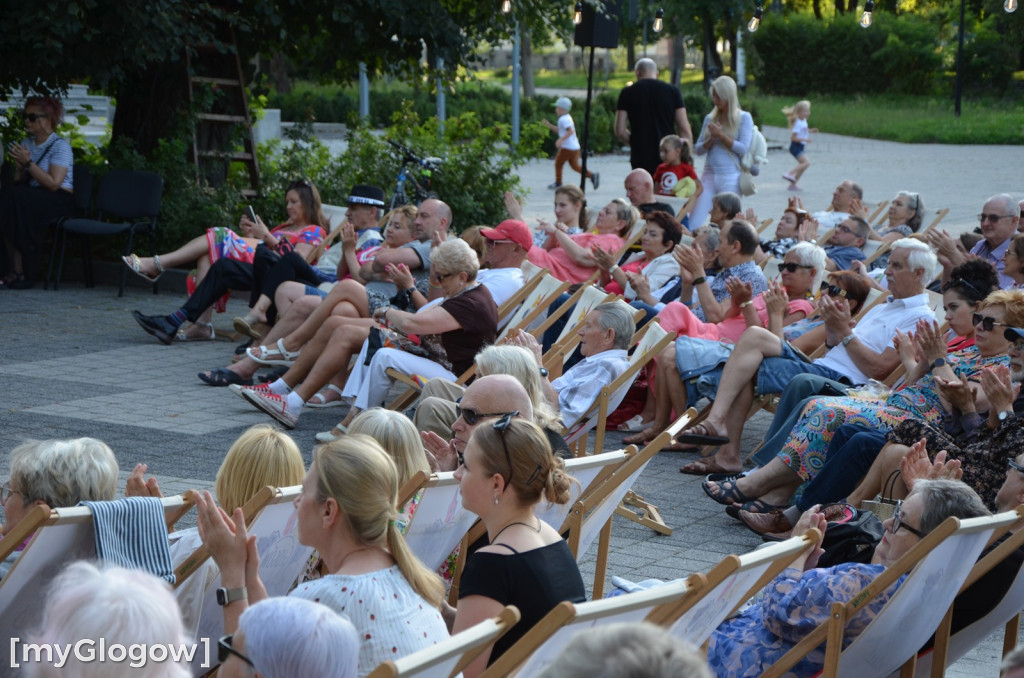 Przeboje orkiestry Glenna Millera przy fontannie w Głogowie