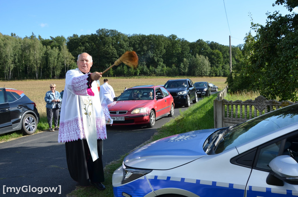 Poświęcenie samochodów pod Górą Świętej Anny koło Głogowa