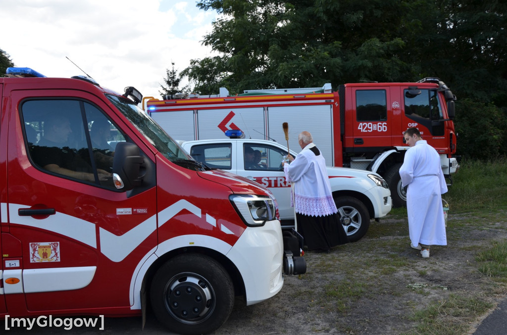 Poświęcenie samochodów pod Górą Świętej Anny koło Głogowa